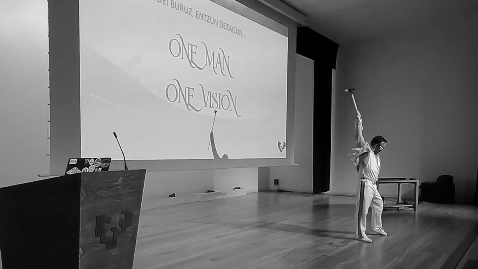Bittor Rodriguez en la ponencia de Zientzia Astea 2023 llamada "I want to break free" en Bilbao
